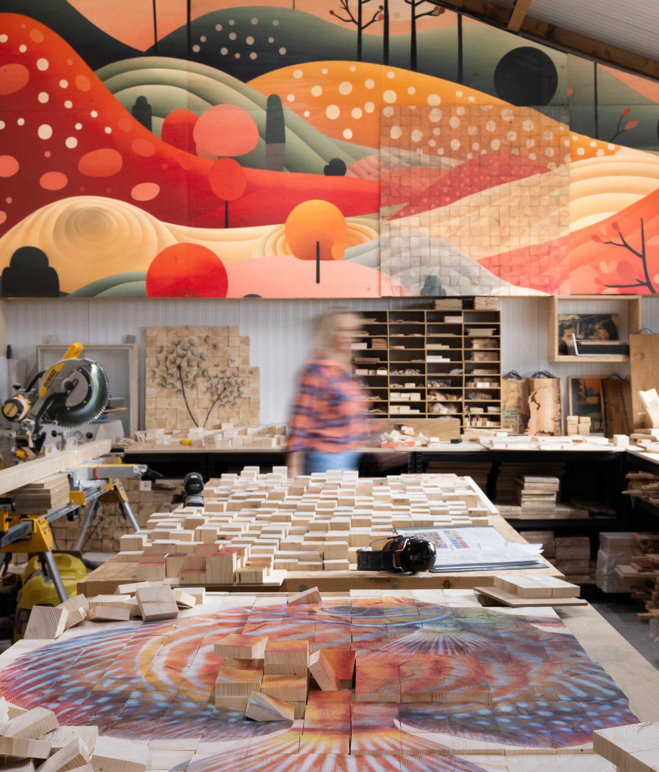 Paula Ackermann in haar atelier in Breda werkt aan een 3D houten wandkunstwerk op maat