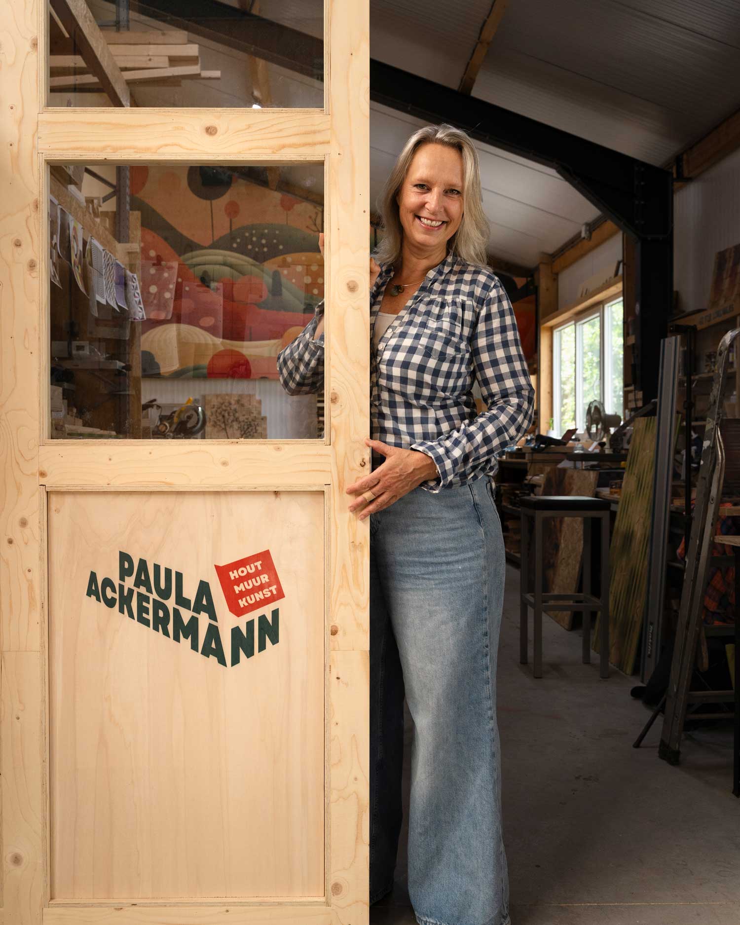Paula Ackermann, kunstenaar uit Breda, in haar atelier waar ze 3D houten wandkunstwerken op maat maakt
